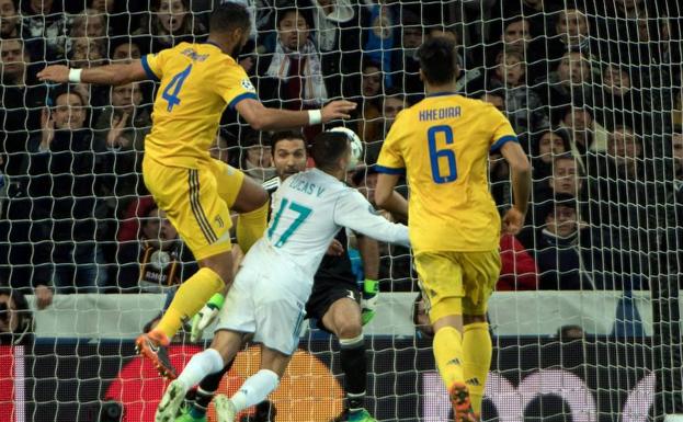 Acción del polémico penalti entre Benatia (i) y Lucas Vázquez (c): 