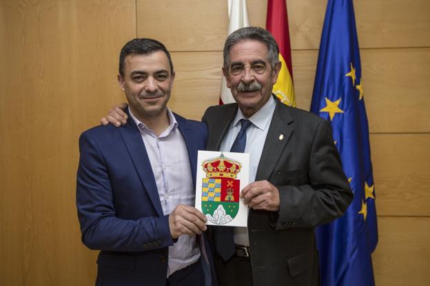 Asensio y Revilla, ayer en el Gobierno de Cantabria. 