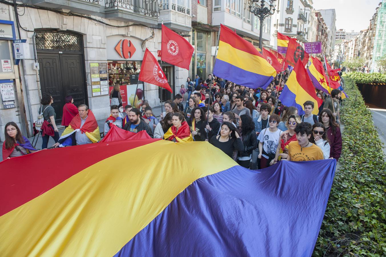 Más de 200 personas, unas 150 según la Policía, se han manifestado en Santander a favor de la III República convocadas por siete organizaciones políticas.