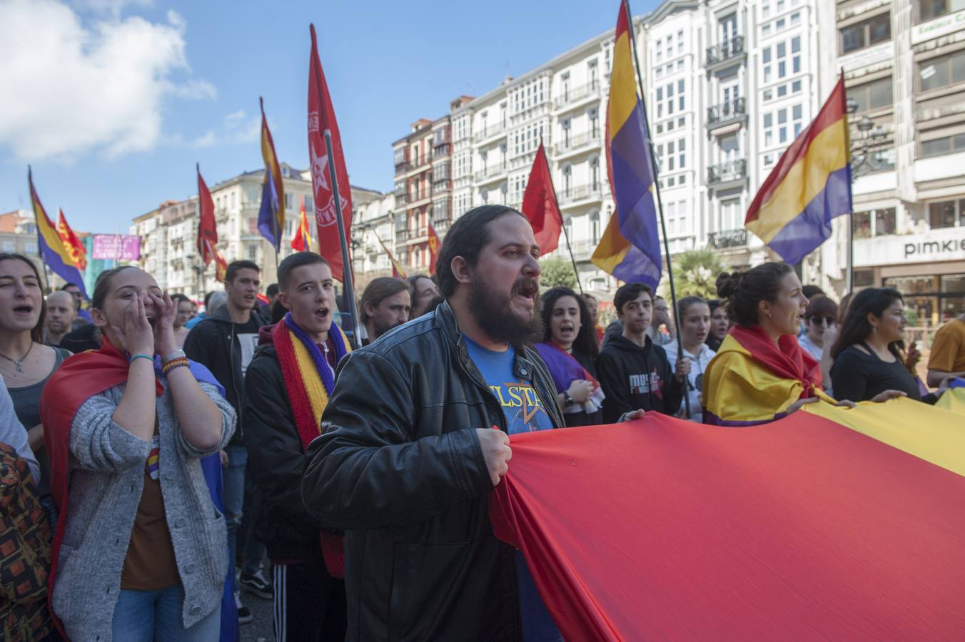 Más de 200 personas, unas 150 según la Policía, se han manifestado en Santander a favor de la III República convocadas por siete organizaciones políticas.