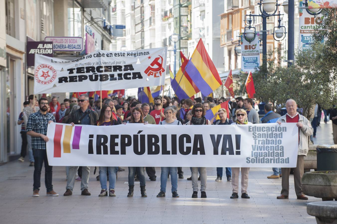 Más de 200 personas, unas 150 según la Policía, se han manifestado en Santander a favor de la III República convocadas por siete organizaciones políticas.