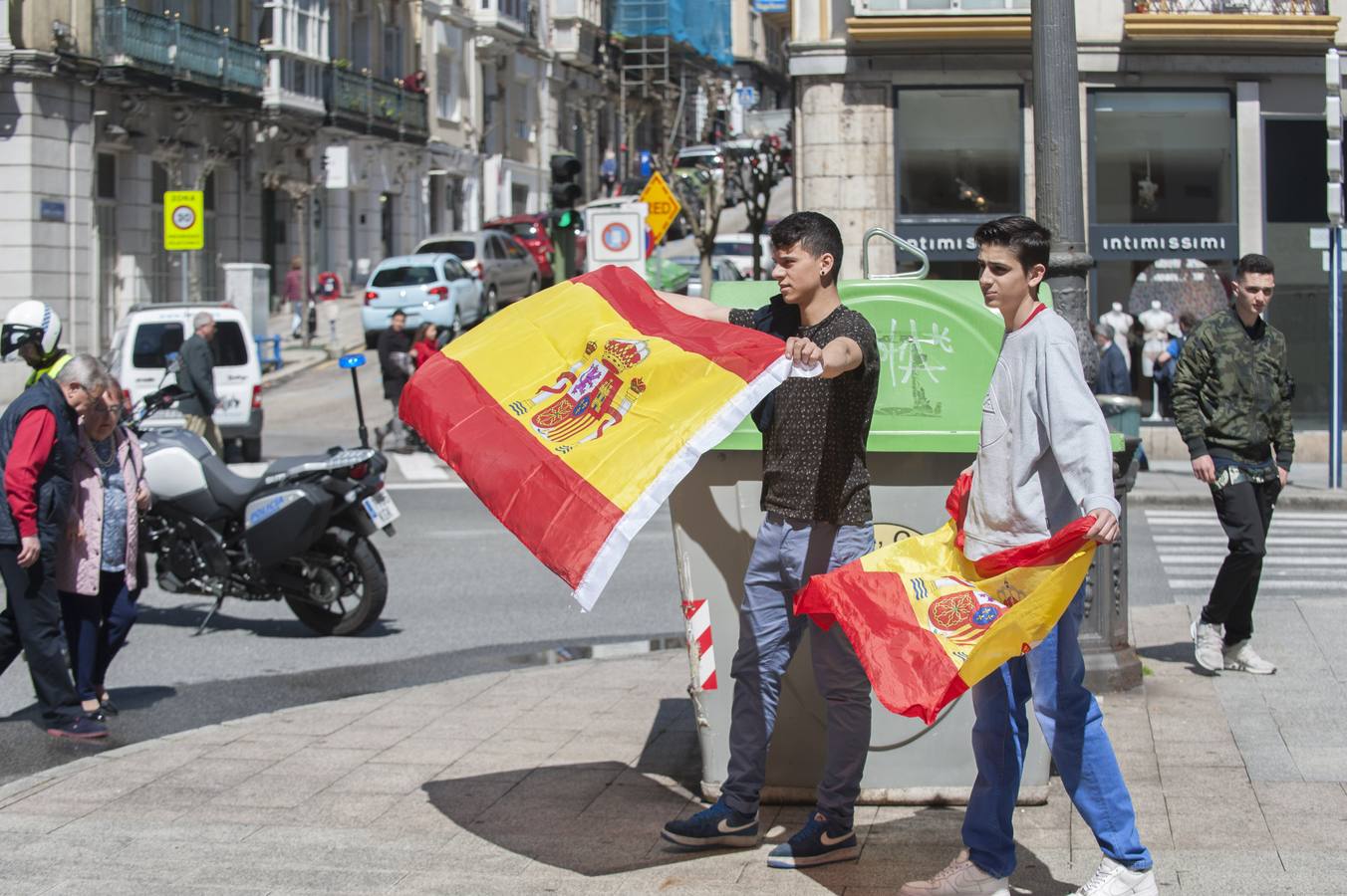 Más de 200 personas, unas 150 según la Policía, se han manifestado en Santander a favor de la III República convocadas por siete organizaciones políticas.