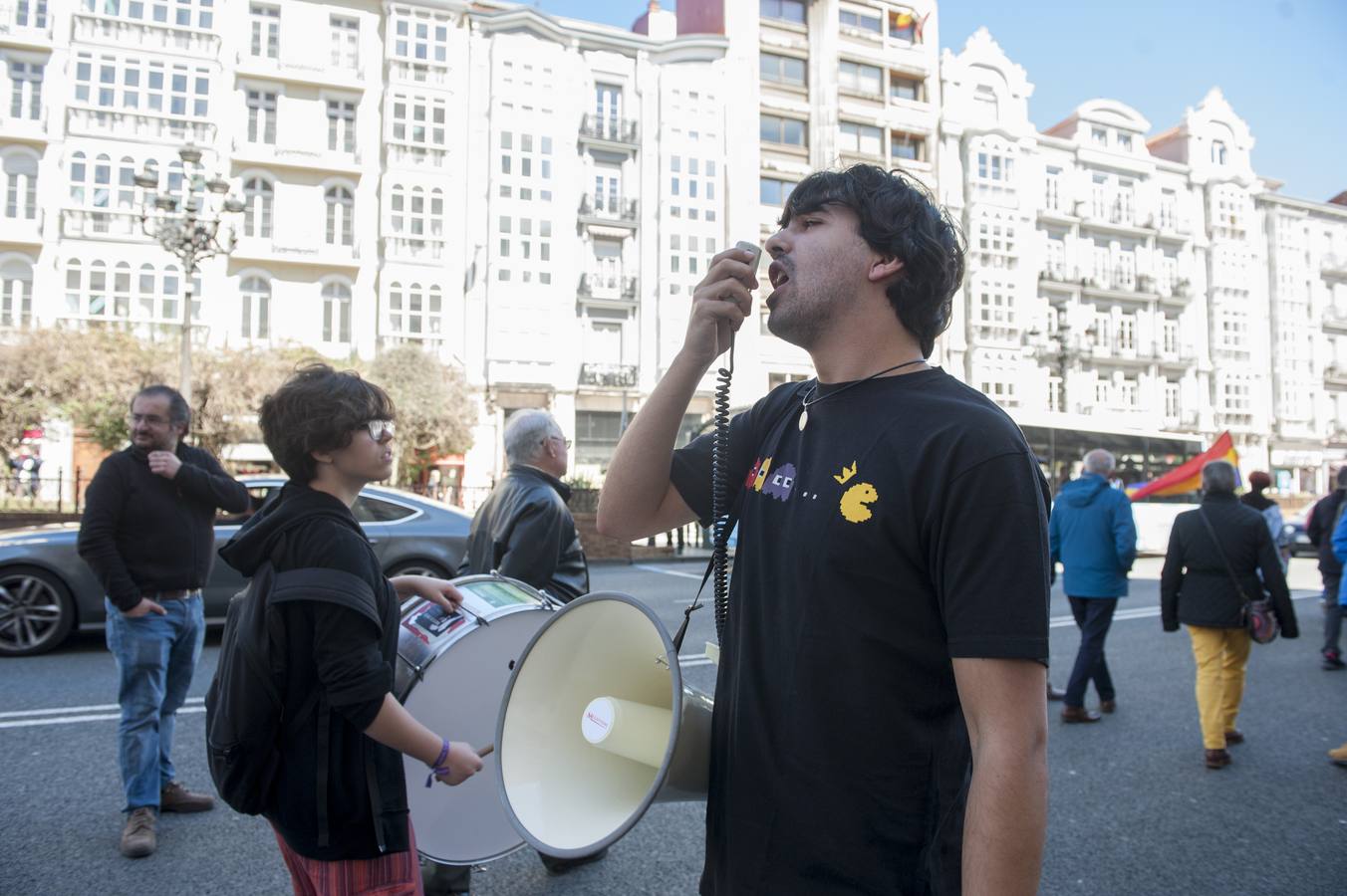 Más de 200 personas, unas 150 según la Policía, se han manifestado en Santander a favor de la III República convocadas por siete organizaciones políticas.