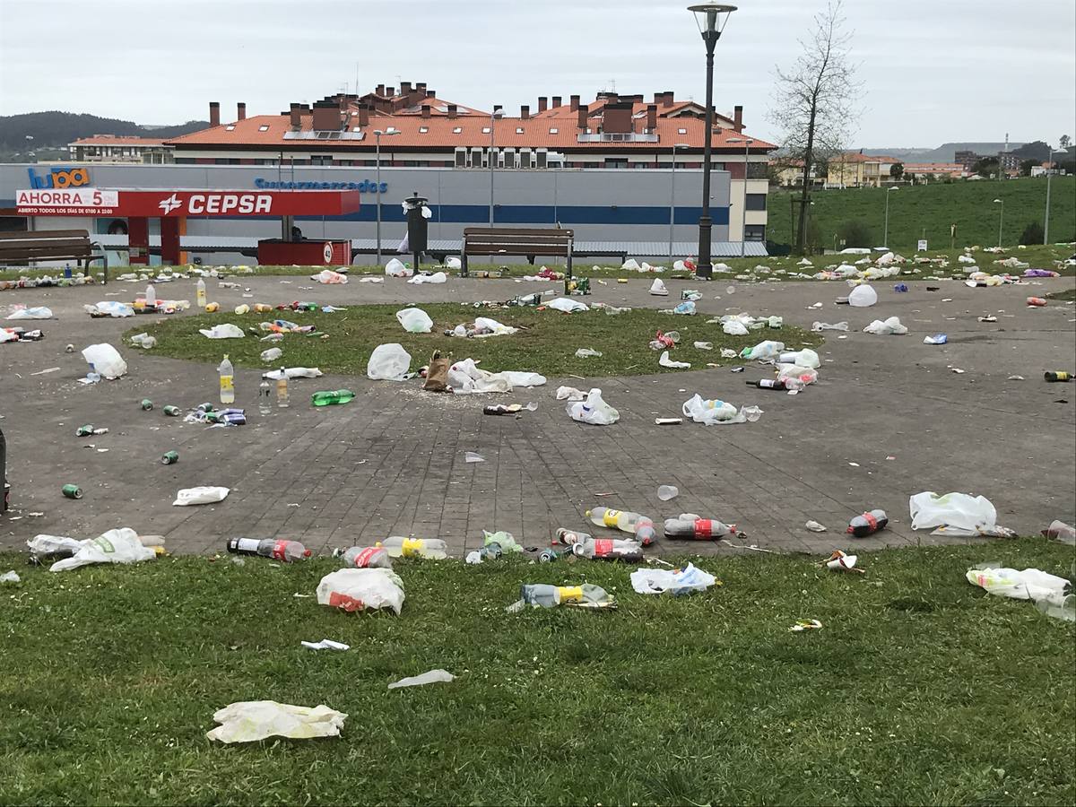 Fotos: Así queda el parque Mies de Meji, en Tanos, tras los multitudinarios botellones de cada fin de semana