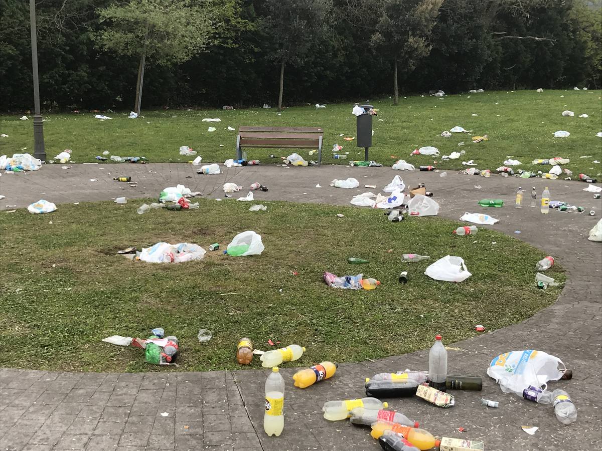 Fotos: Así queda el parque Mies de Meji, en Tanos, tras los multitudinarios botellones de cada fin de semana