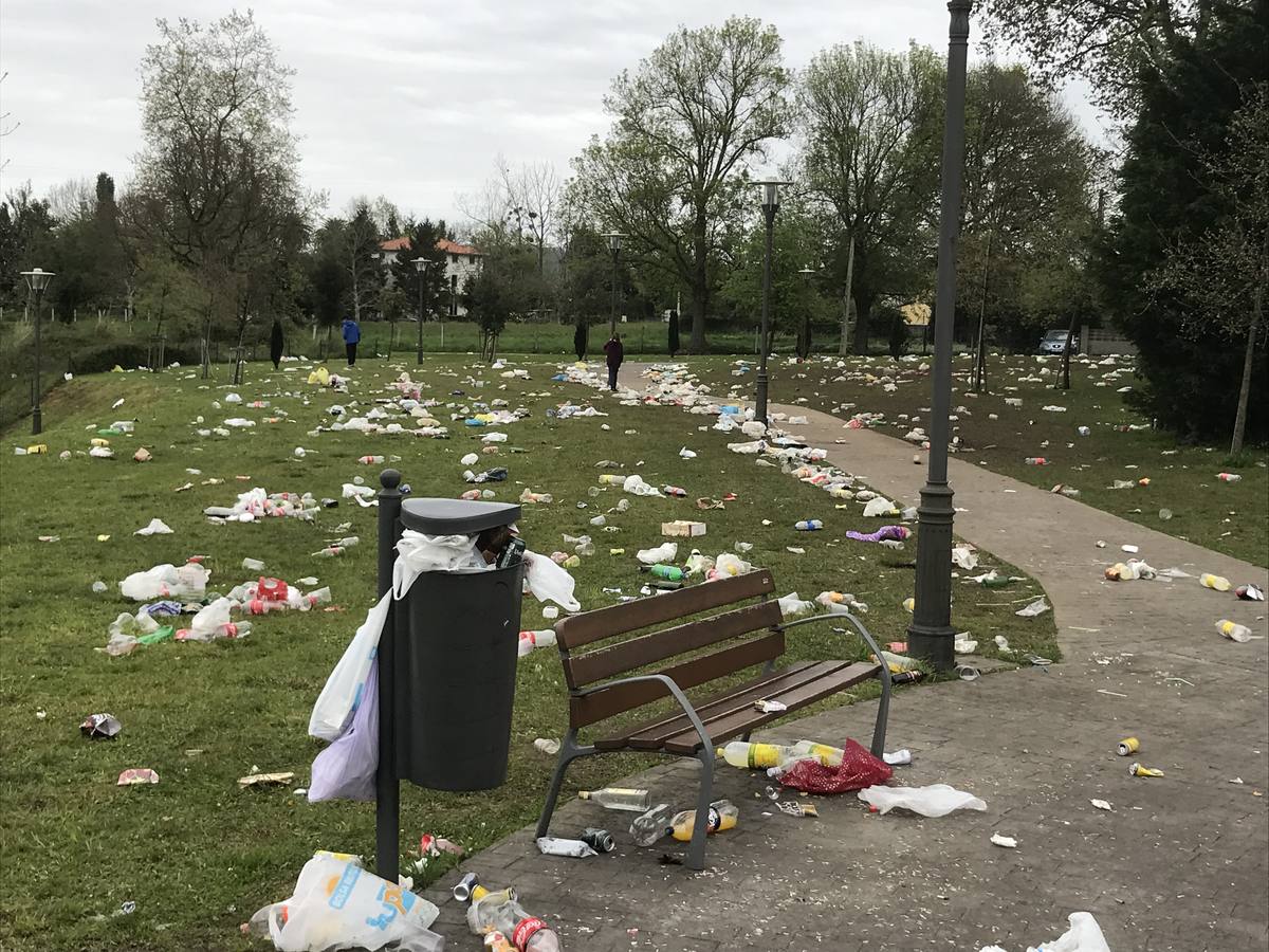 Fotos: Así queda el parque Mies de Meji, en Tanos, tras los multitudinarios botellones de cada fin de semana