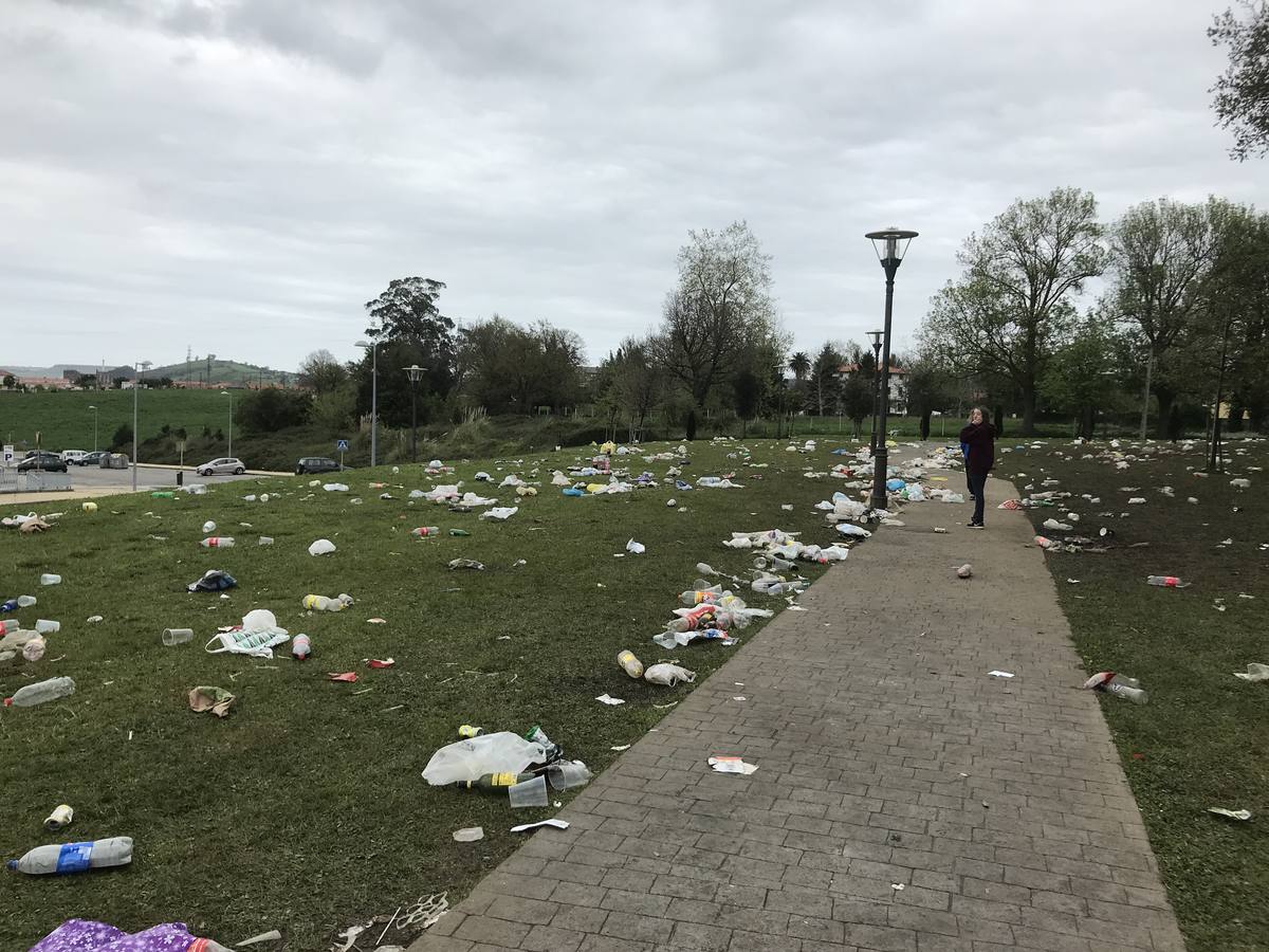 Fotos: Así queda el parque Mies de Meji, en Tanos, tras los multitudinarios botellones de cada fin de semana