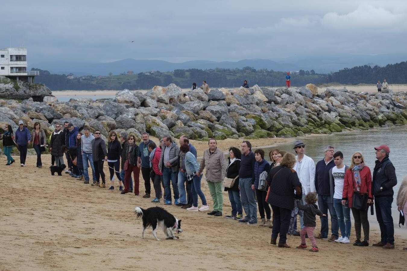 Una cadena humana entre La Magdalena y Los Peligros ha protagonizado este domingo la cuarta acción de protesta contra los diques que está construyendo el Ministerio de Medio Ambiente para la estabilización de los arenales santanderinos.
