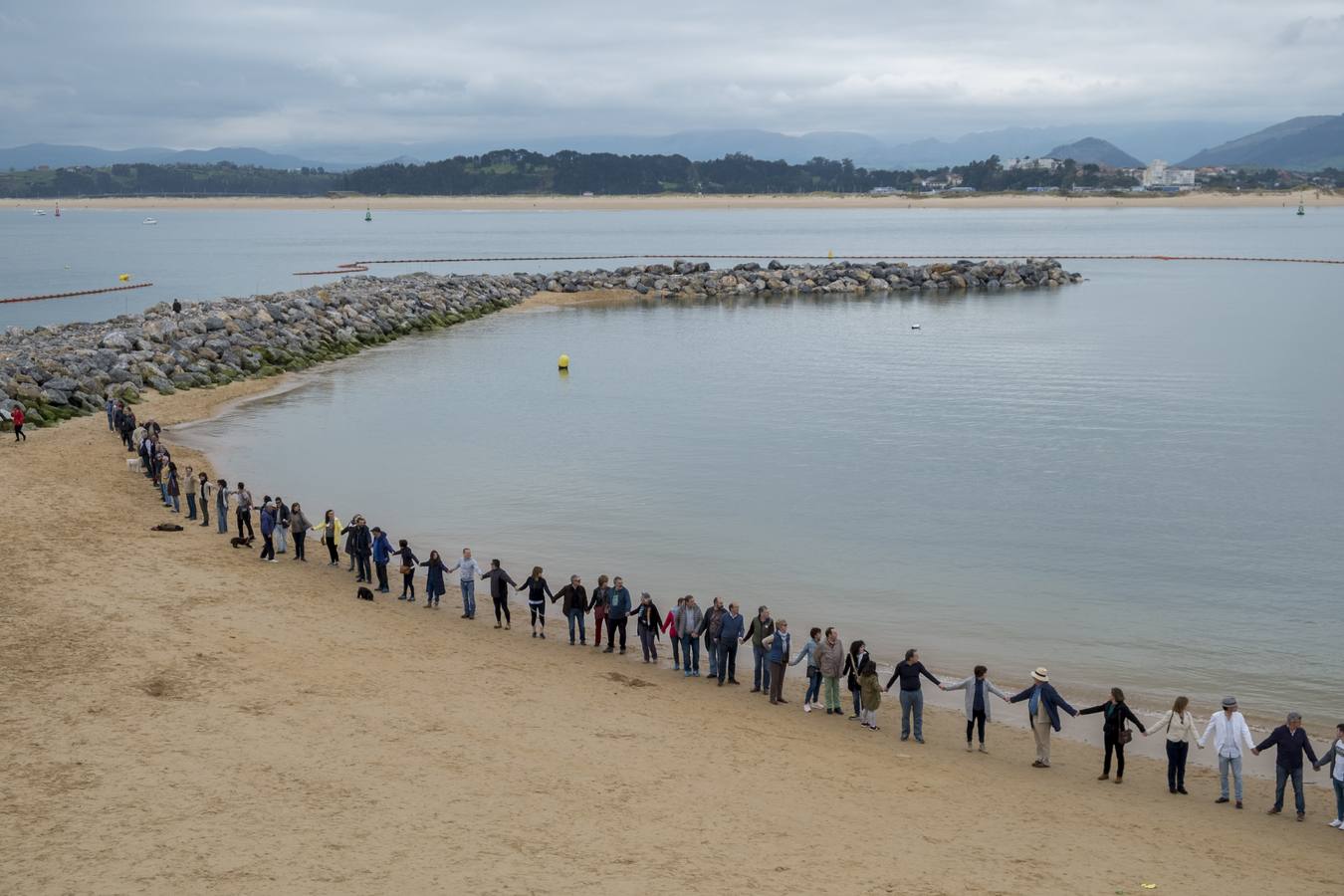 Una cadena humana entre La Magdalena y Los Peligros ha protagonizado este domingo la cuarta acción de protesta contra los diques que está construyendo el Ministerio de Medio Ambiente para la estabilización de los arenales santanderinos.