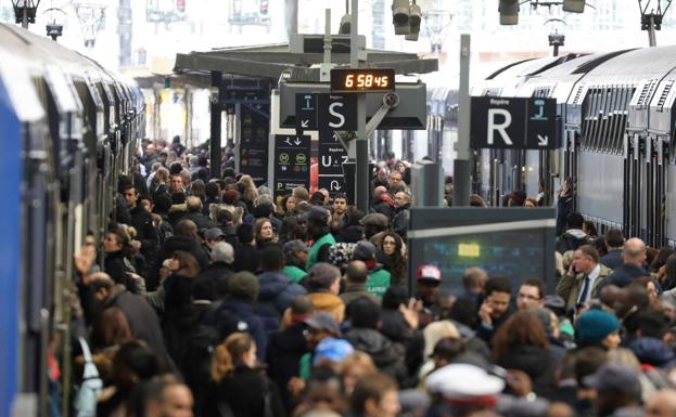 Viajeros se agolpan en la estación de Lyon el primer día de huelga. 