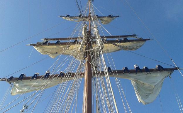 Los guardiamarinas del buque-escuela 'Juan Sebastián Elcano' despliegan el velamen desde los palos. 