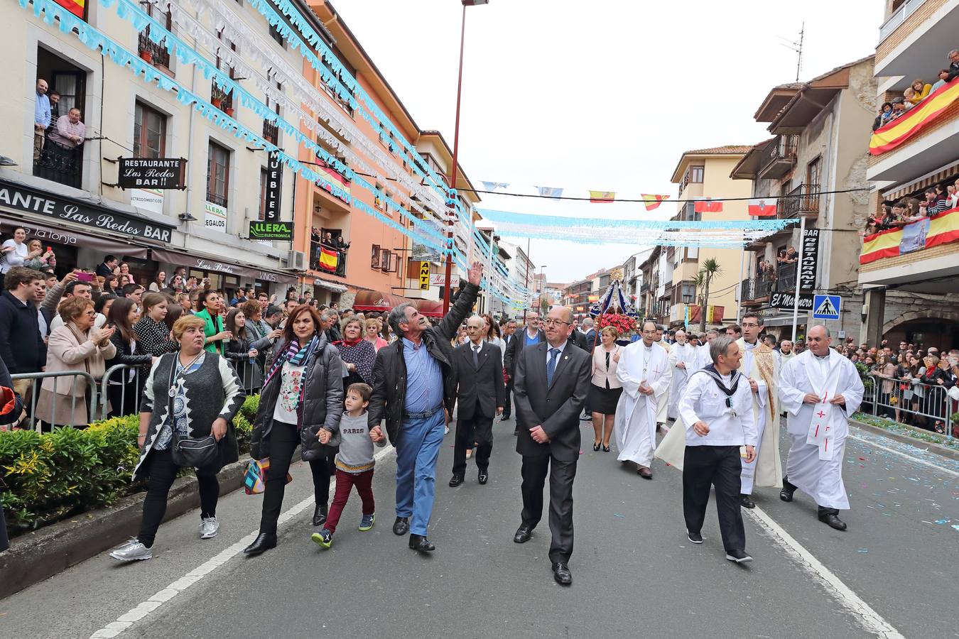 Los barquereños cumplieron con la tradición de llevar a su patrona en una multitudinaria procesión