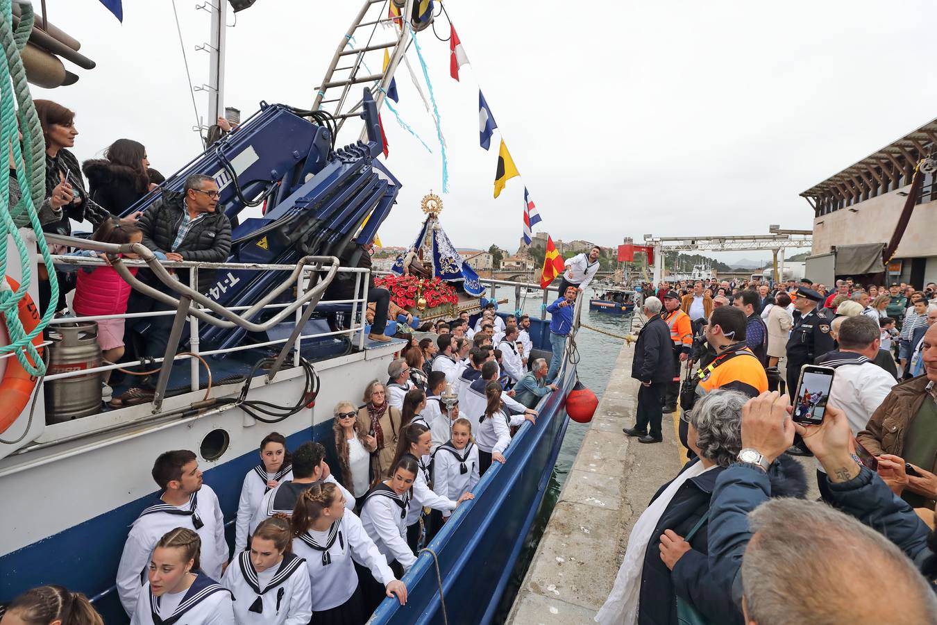 Los barquereños cumplieron con la tradición de llevar a su patrona en una multitudinaria procesión