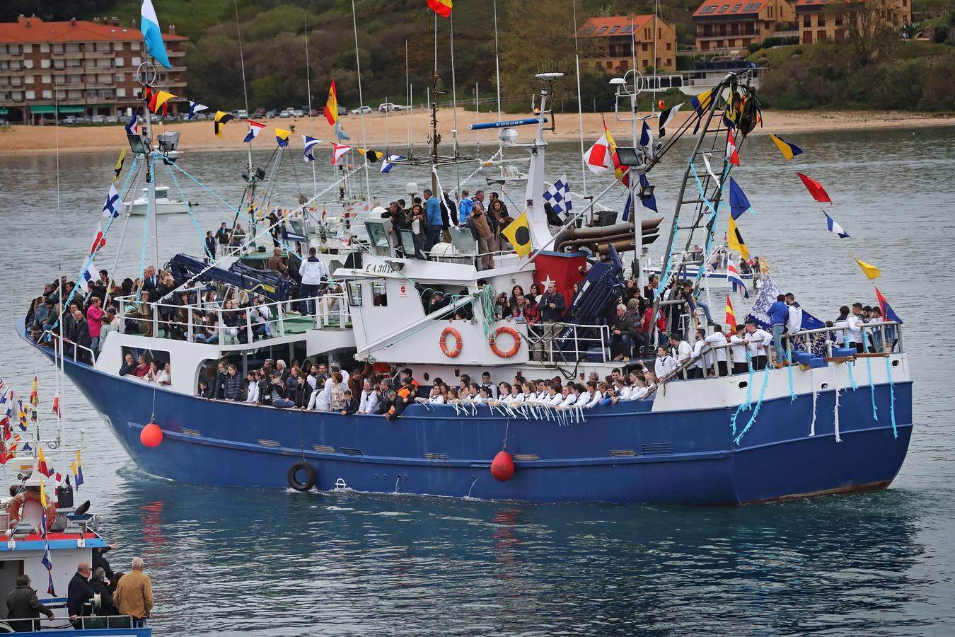 Los barquereños cumplieron con la tradición de llevar a su patrona en una multitudinaria procesión