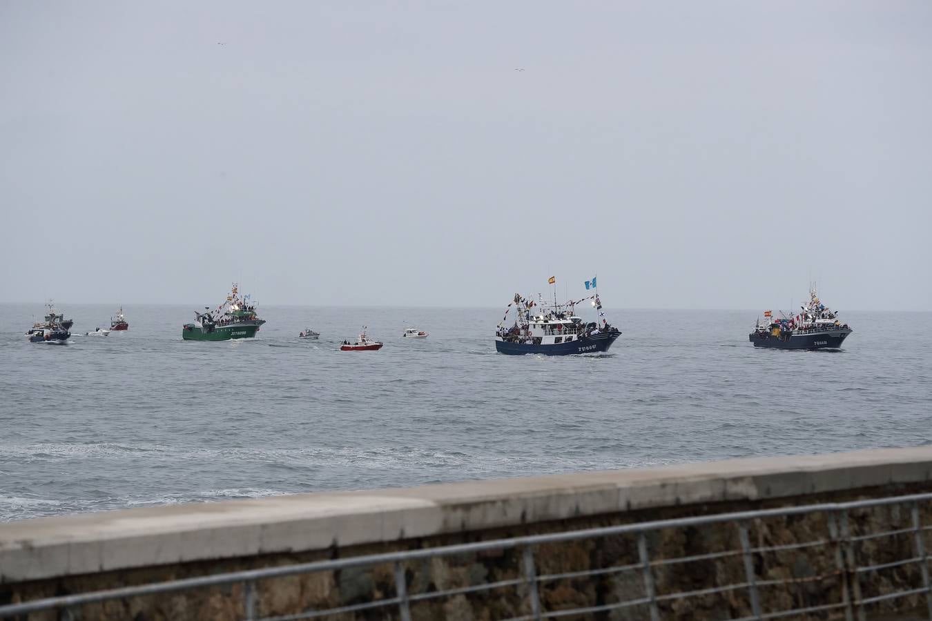 Los barquereños cumplieron con la tradición de llevar a su patrona en una multitudinaria procesión