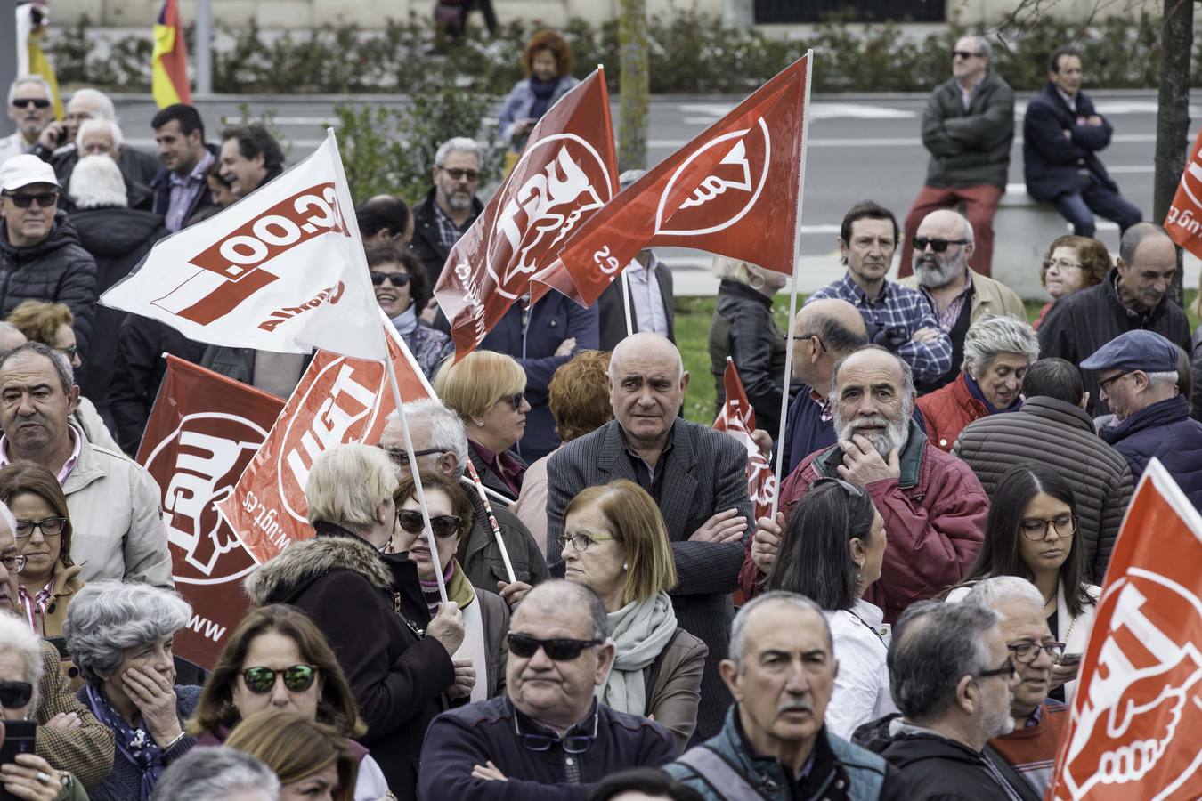 Miles de personas se han manifestado en Santander en defensa de las pensiones públicas.