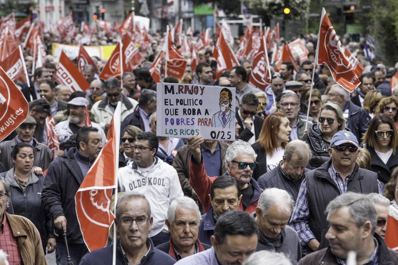 Miles de personas se han manifestado en Santander en defensa de las pensiones públicas.