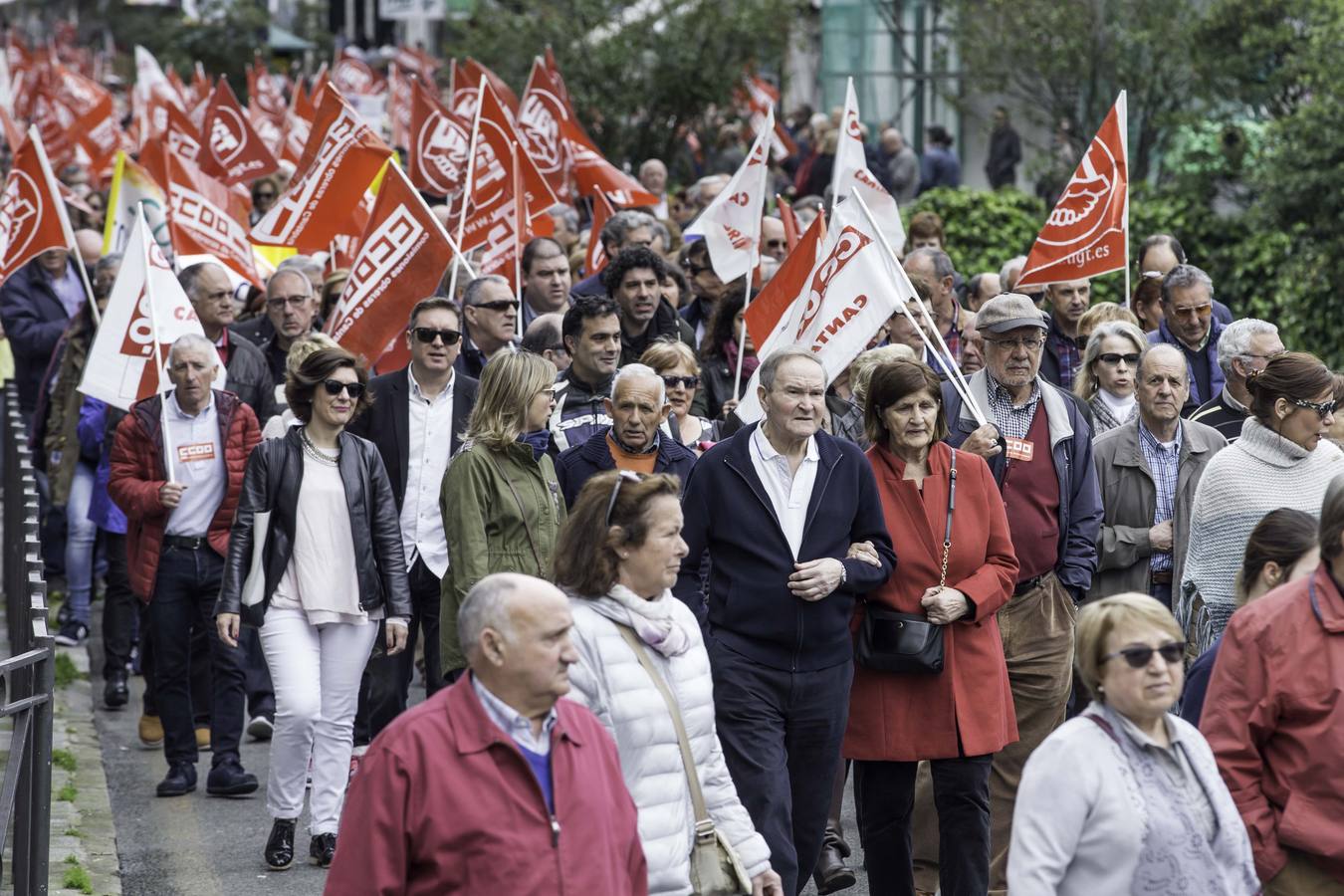 Miles de personas se han manifestado en Santander en defensa de las pensiones públicas.