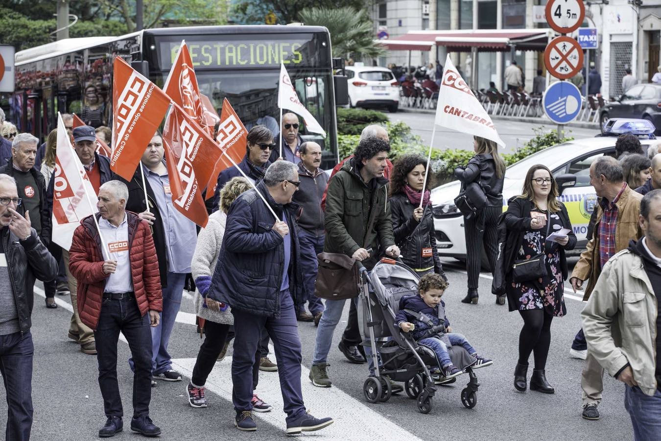 Miles de personas se han manifestado en Santander en defensa de las pensiones públicas.