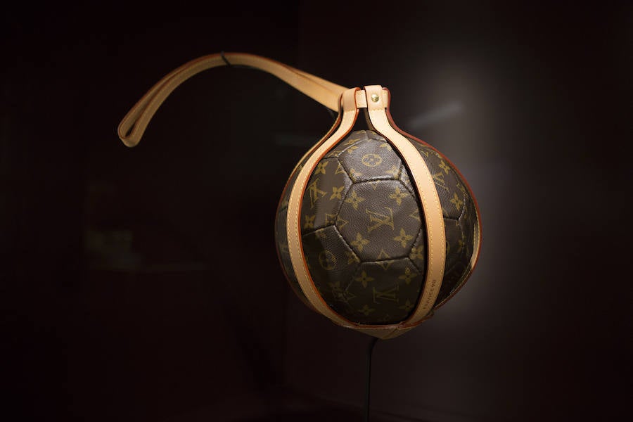 'Time Capsule' narra la historia de Louis Vuitton a través de una cuidada selección de objetos y documentos pertenecientes a los archivos de la 'maison', que cubren más de 160 años de historia. 