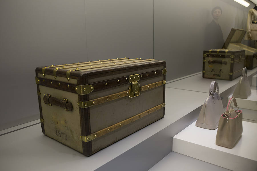 'Time Capsule' narra la historia de Louis Vuitton a través de una cuidada selección de objetos y documentos pertenecientes a los archivos de la 'maison', que cubren más de 160 años de historia. 