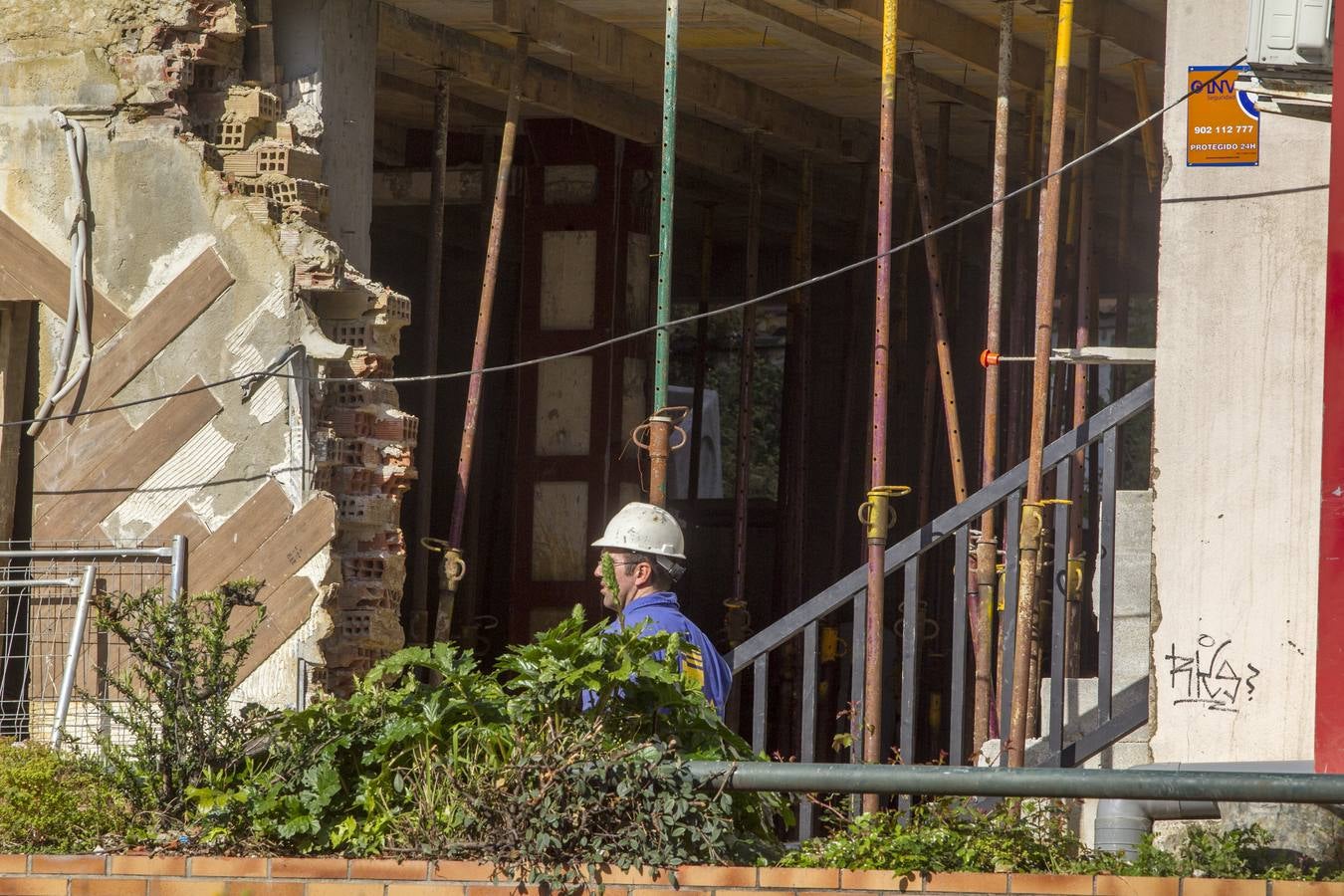 Una estructura de hormigón en la parte trasera del edificio es la más visible del plan de emergencia