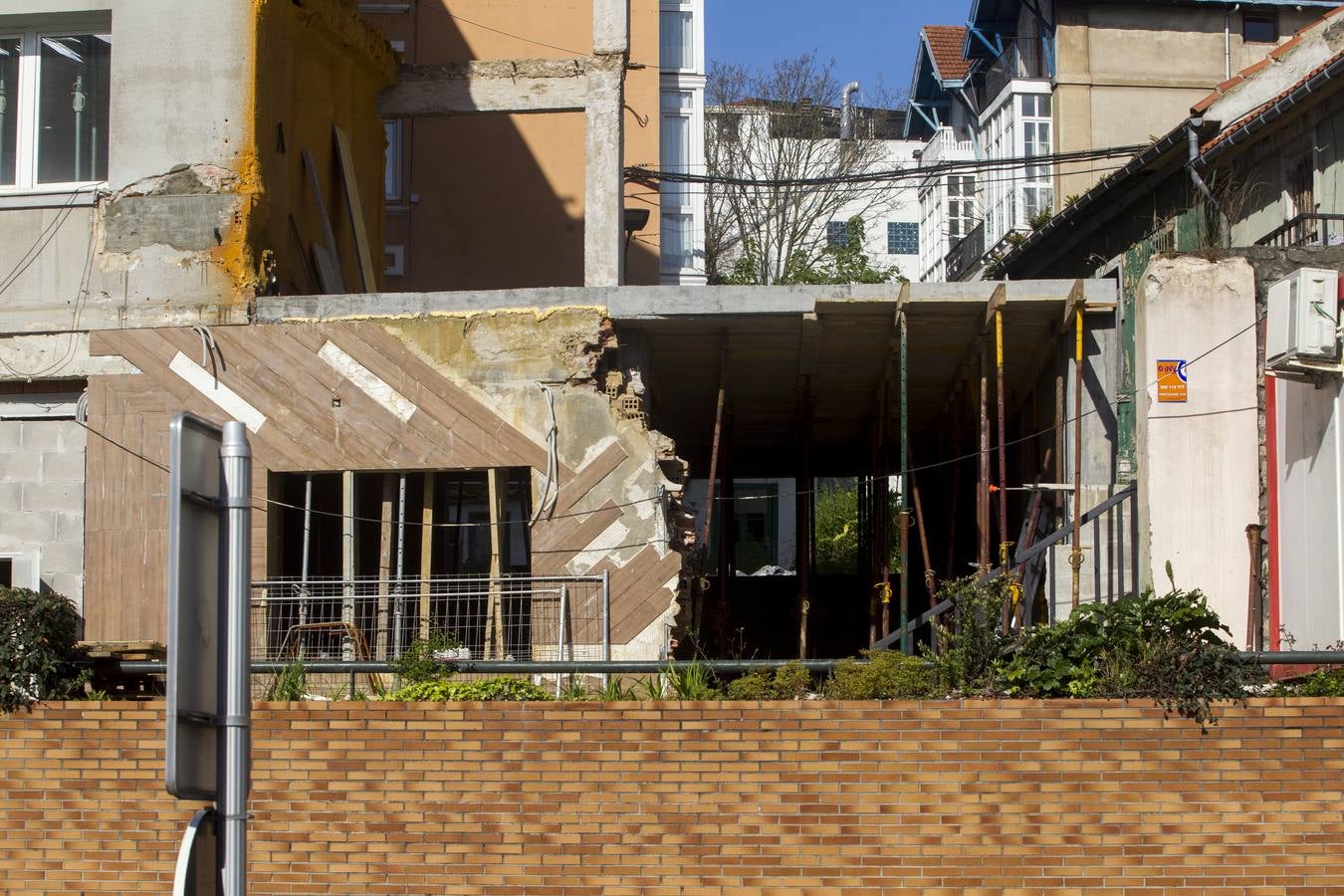 Una estructura de hormigón en la parte trasera del edificio es la más visible del plan de emergencia