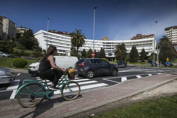 Una ciclista circula por delante de la antigua residencia de mayores La Pereda de Santander, cerrada desde julio de 2012. 