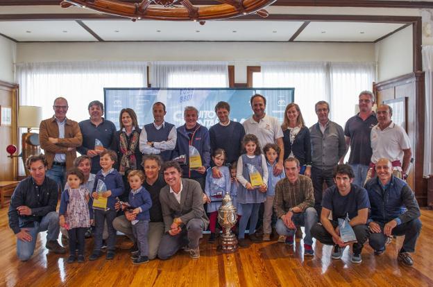 Foto de familia de los premiados en las pruebas del Circuito Montañés del fin de semana en J80 y cruceros, junto a la Copa Gallo. 