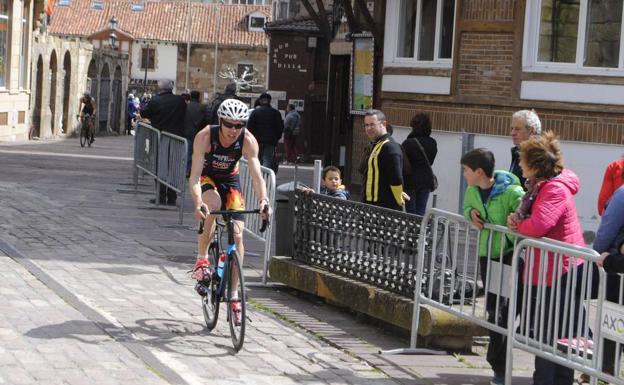 Rubén Barrio, durante la prueba de ciclismo del duatlón de Reinosa.