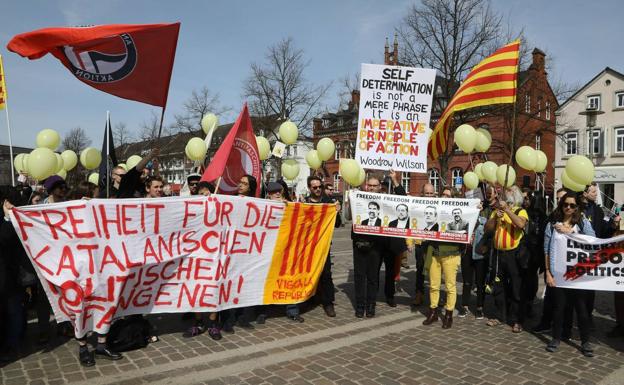 Concentración de independentistas catalanes en el 'land' de Schleswig-Holstein para reclamar la libertad de Carles Puigdemont.