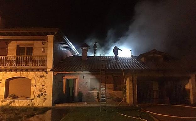 Los bomberos sofocan un incendio en una vivienda en Arenas de Iguña