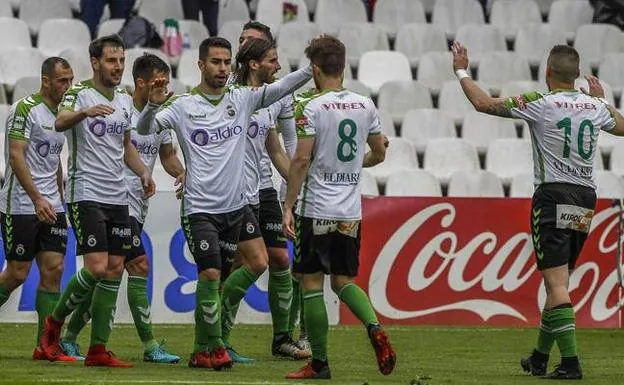 Los jugadores del Racing celebran el gol de Borja Lázaro que abrió la victoria frente a Osasuna B. 