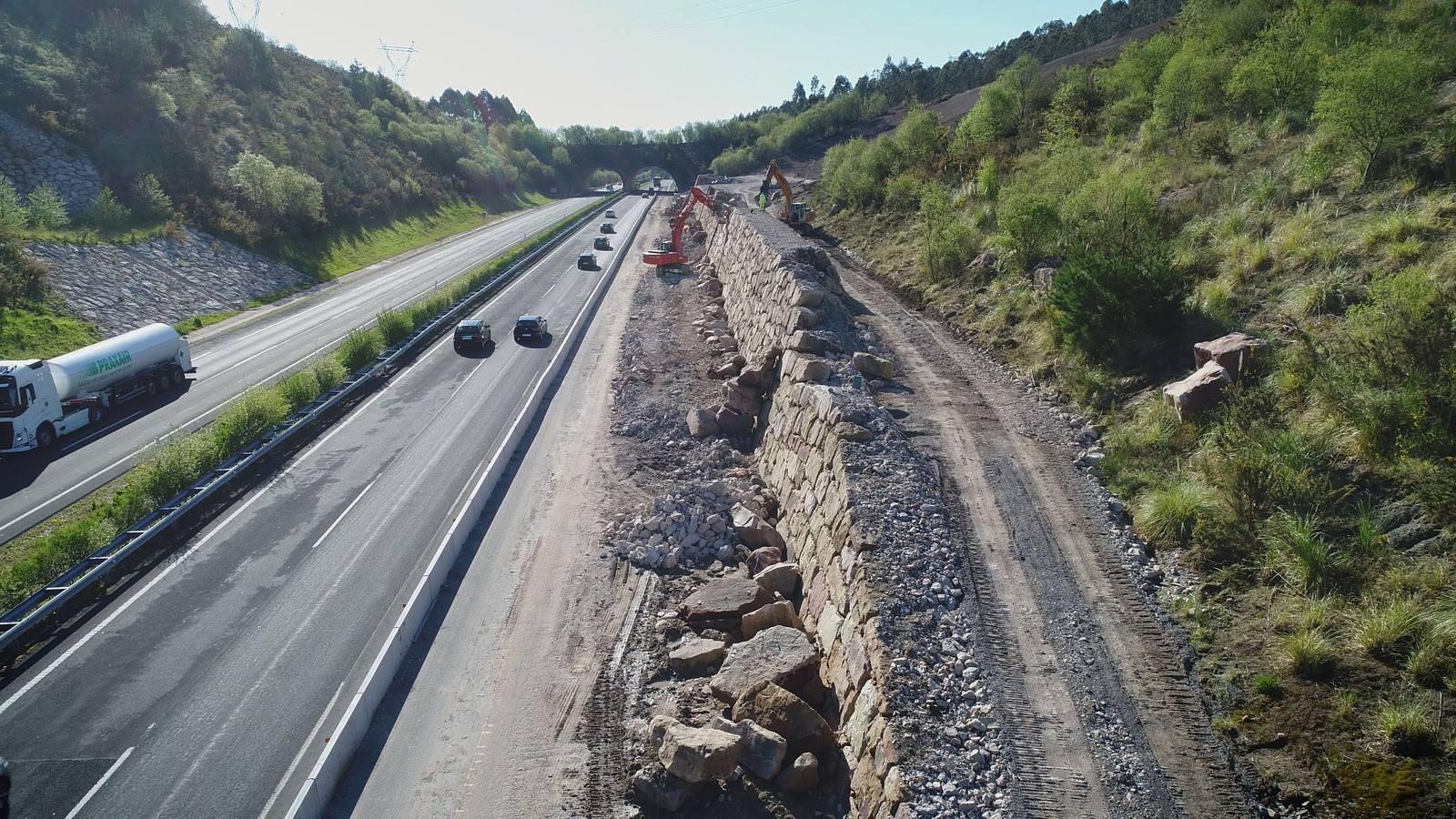 Fotos: Prosiguen las obras para frenar el argayo de Caviedes