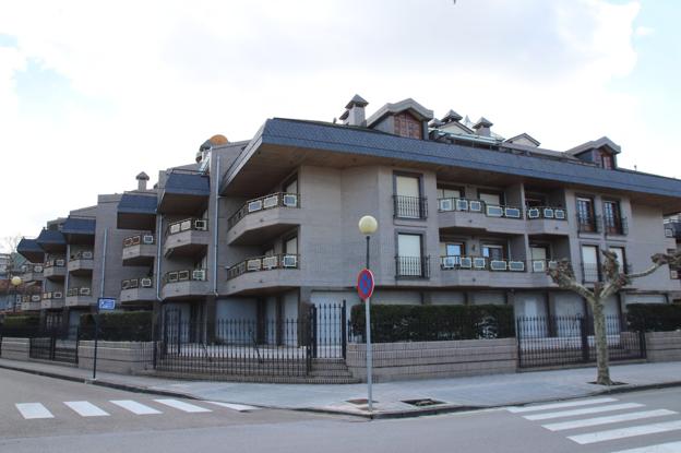 Imagen panorámica del Edificio Tenis, en el que hay que derribar los vuelos o terrazas de la edificación por encima de 45 grados. :: a. verano