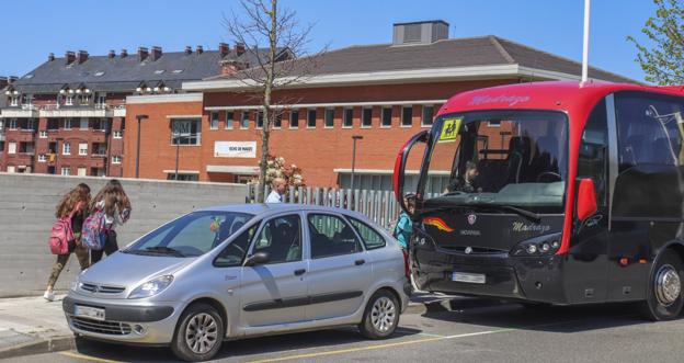 Los alumnos de Sámano, Santullán y Otañes que acuden al IES 8 de marzo disponen de autobús desde que el centro abrió sus puertas en 2015.