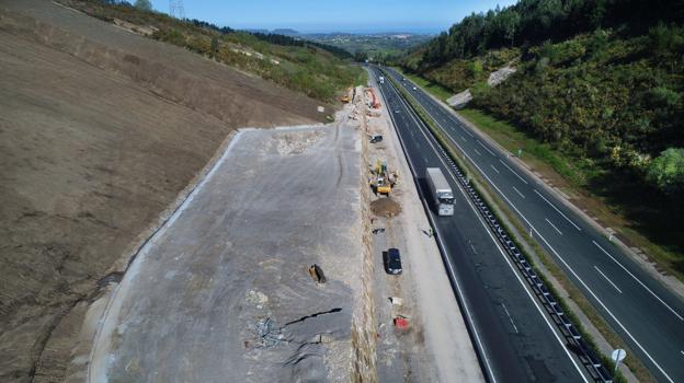 Así estaban este martes las obras, con el talud por el que cayó el argayo ya nivelado y cubierto de tierra y el muro de 300 metros prácticamente terminado. :