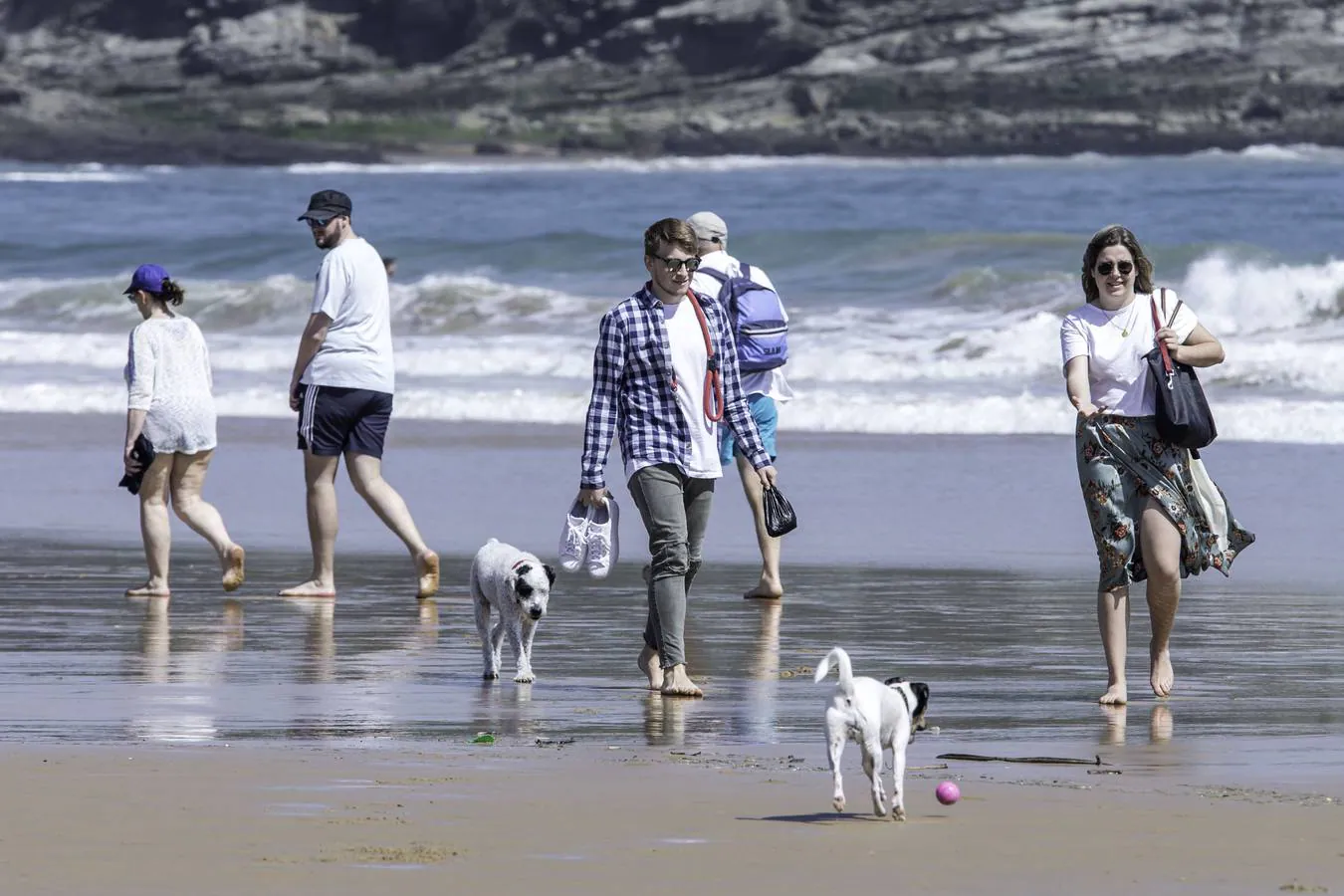 Las altas temperaturas de este abril han sacado a los primeros valientes a las playas de Cantabria