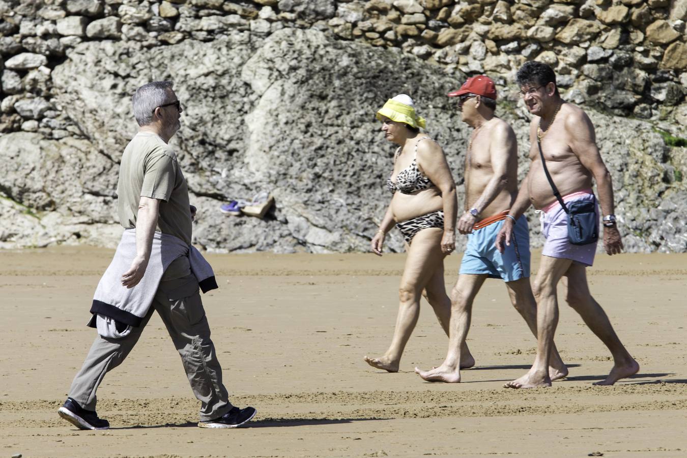 Las altas temperaturas de este abril han sacado a los primeros valientes a las playas de Cantabria