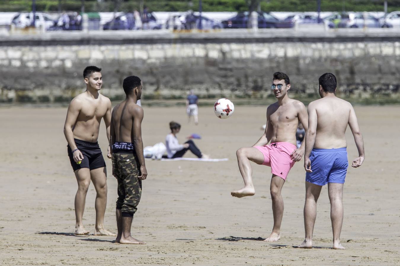 Las altas temperaturas de este abril han sacado a los primeros valientes a las playas de Cantabria