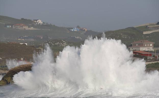 Galería. Las olas golpean la costa de Suances.