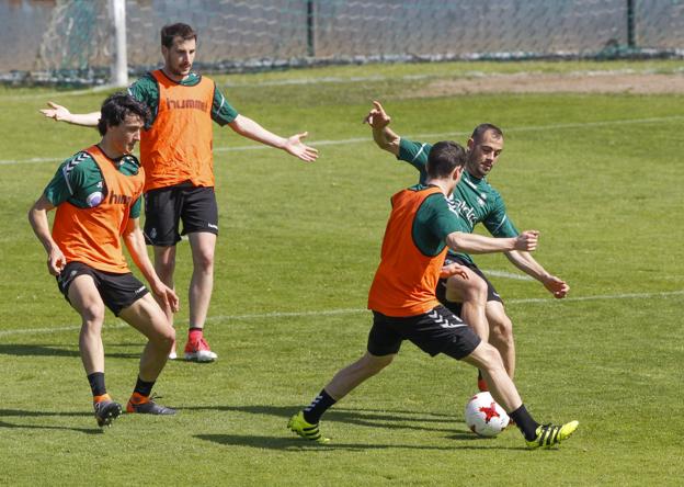 César Díaz, durante el entrenamiento de este miércoles en La Albericia.