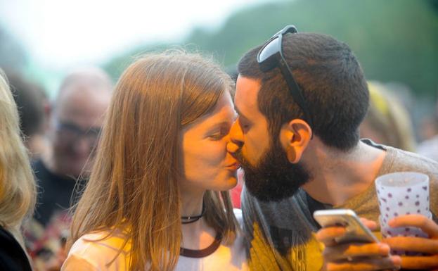 Una pareja se besa en el BBK Live.