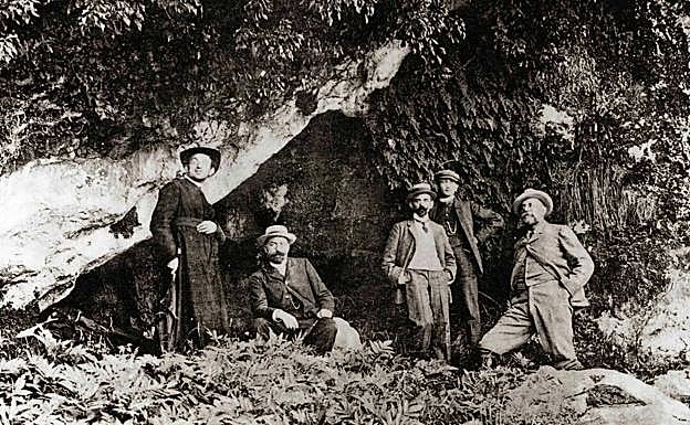 Hermilio Alcalde del Río, tercero por la derecha, junto a otros arqueólogos, mostrando la cueva de Covalanas a Alberto I de Mónaco