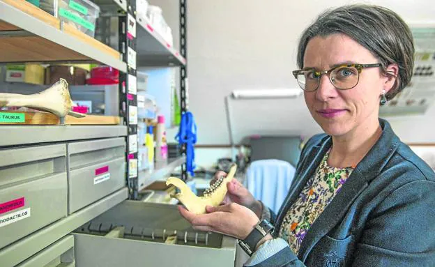 La investigadora Ana Belén Marín, en uno de los laboratorios del Instituto Internacional de Investigaciones Prehistóricas.