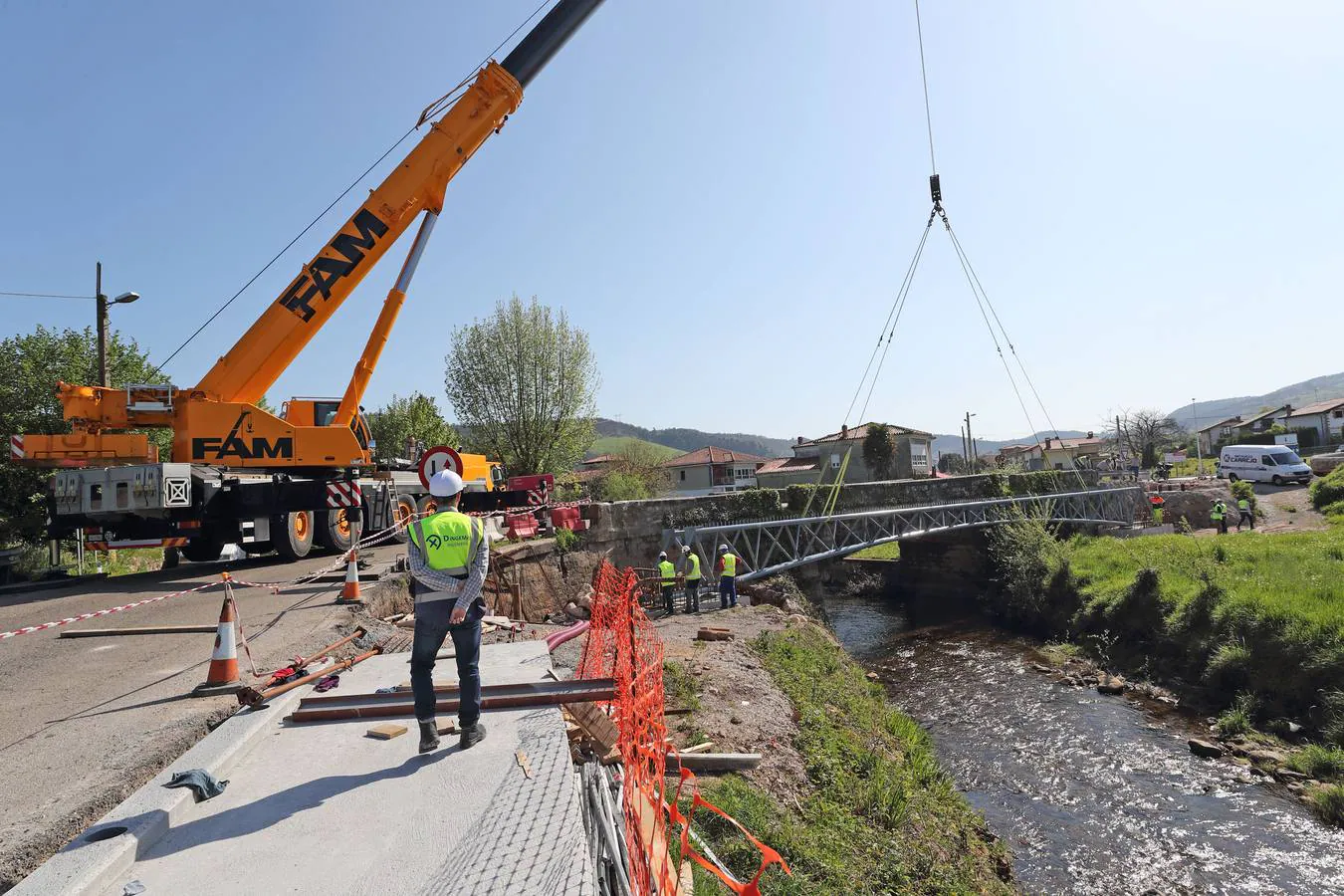 La senda peatonalune Villanueva y Sierrade Ibio y permite atravesar el puentesin tener que caminar junto a los coches