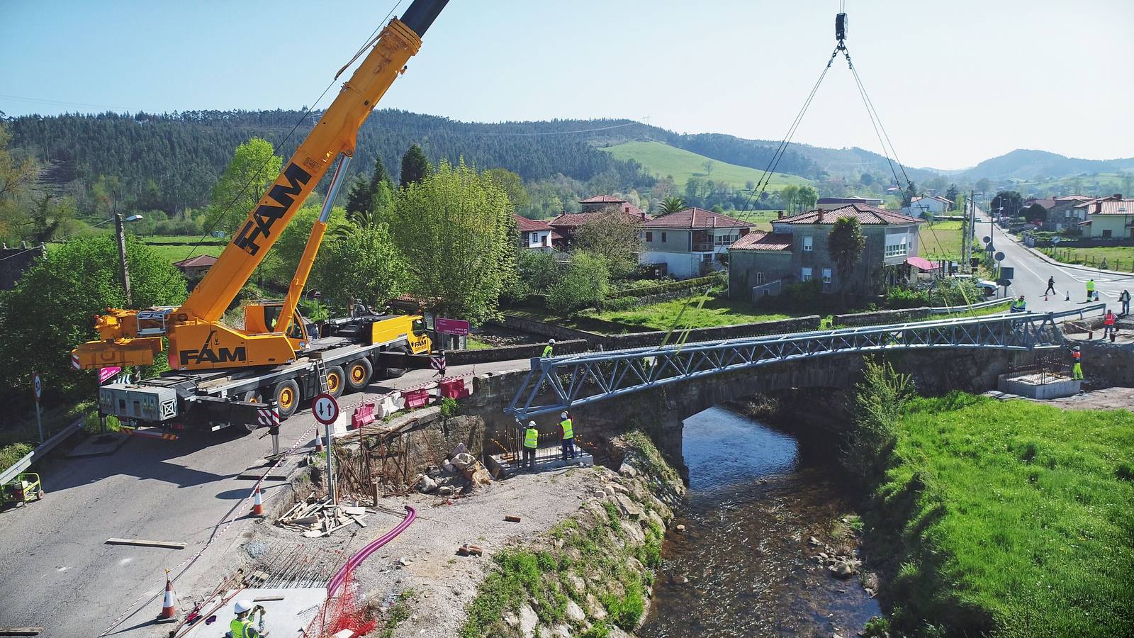 La senda peatonalune Villanueva y Sierrade Ibio y permite atravesar el puentesin tener que caminar junto a los coches