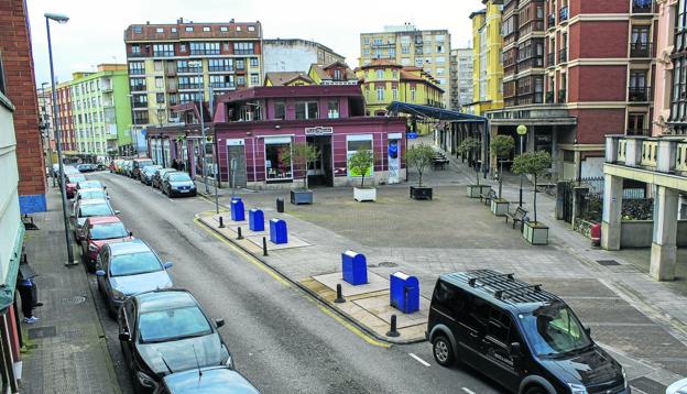  Ahora. La calle Francisco Díaz Pimienta está compuesta de una zona peatonal y una vía de circulación, en donde se reparten diversos aparcamientos y una zona de contenedores de basura. 