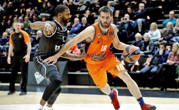 El alero cántabro del Valencia, Fernando San Emeterio en una partido de la Eurolioga ante la defensa del ala pivot estadounidense del Brose Bamberg alemán, Dorell Wright, 