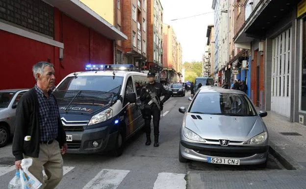 Imagen principal - Espectacular redada policial contra el tráfico de drogas en el barrio de La Inmobiliaria 